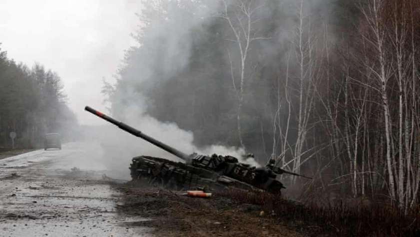 دبابة روسية تتقدم على اطراف كييف