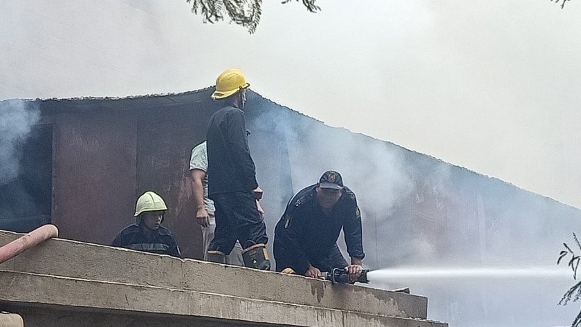 رجال الحماية المدنية خلال السيطرة علي حريق مبني ارشيف مجلس الدوله