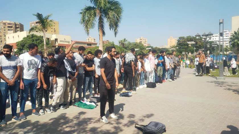 طلاب جامعة عين شمس يؤدون صلاة الغائب