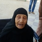 سيدة مسنة عقب تصويتها ببني سويف