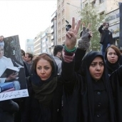 إيرانيون يتظاهرون في بلدهم