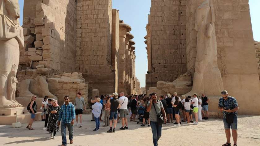 توافد أعداد كبيرة من السياح لزيارة معبد الكرنك بالأقصر
