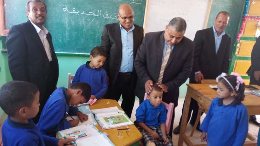 عمر مجدي أثناء زيارة وكيل الوزارة له في مدرسة بلاط