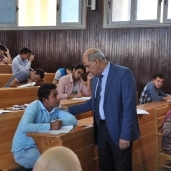 بالصور| رئيس جامعة كفر الشيخ يتفقد لجان الامتحانات بـ4 كليات
