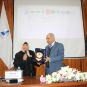 نانا زويل خلال زيارتها جامعة كفر الشيخ
