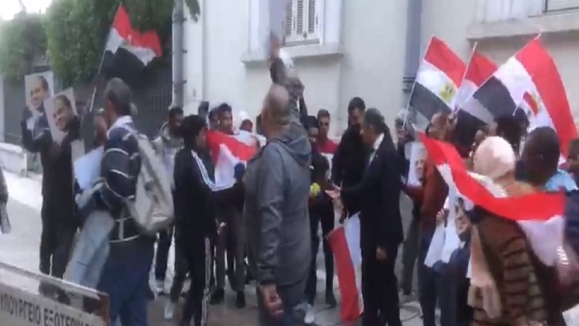 على أنغام "بشرة خيـر" والأعلام المصرية