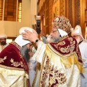 البابا مع أسقف نورث كارولينا الجديد فى قداس الرسامة