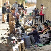 يمنيون ينتظرون إمدادات الغاز فى عدن «أ.ف.ب»