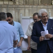 د. حسام بدراوى أثناء الإدلاء بصوته فى انتخابات الأطباء