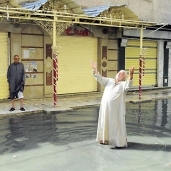 مواطن يواجه أزمة الأمطار بالتضرع إلى الله