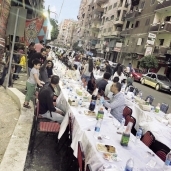 سكان شارع حسين رضوان أثناء الإفطار