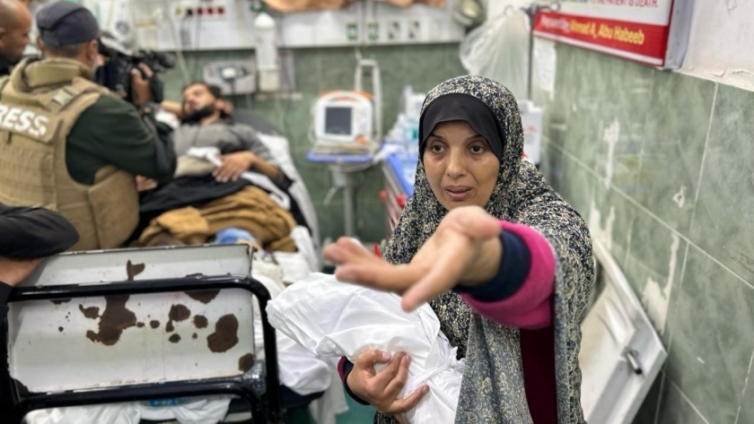 جدة فلسطينية تحتضن جثمان حفيدها