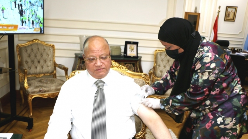 محافظ القاهرة أثناء تلقي اللقاح