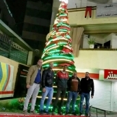 أول شجرة "كريسماس" من تنفيذ شباب مسلمين وأقباط بسوهاج