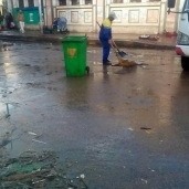 عمال الاحياء والنظافة في شوارع الإسكندرية لنزح المياه