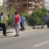 جنود الجيش يشاركون فى نظافة شوارع السويس