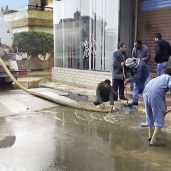 مياه الأمطار تغرق شوارع المحافظات رغم محاولات سحبها