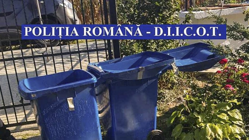 صورة قدمتها الشرطة الرومانية لحوالي 200 كتاب نادر وقيّم تم اكتشافها مخبأة تحت منزل