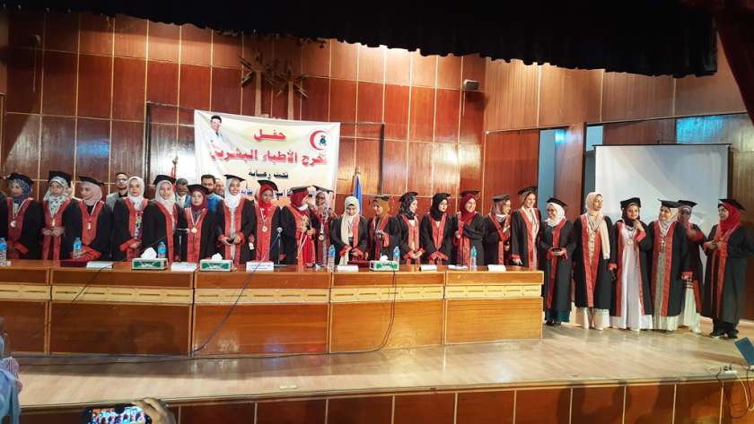 جامعة أسوان تحتفل بتخرج دفعة جديدة من كلية الطب