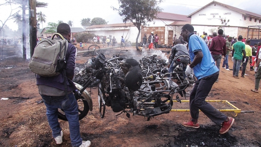 آثار  حادث انفجار ناقلة الوقود في مدينة "موروجورو" شرق تنزانيا