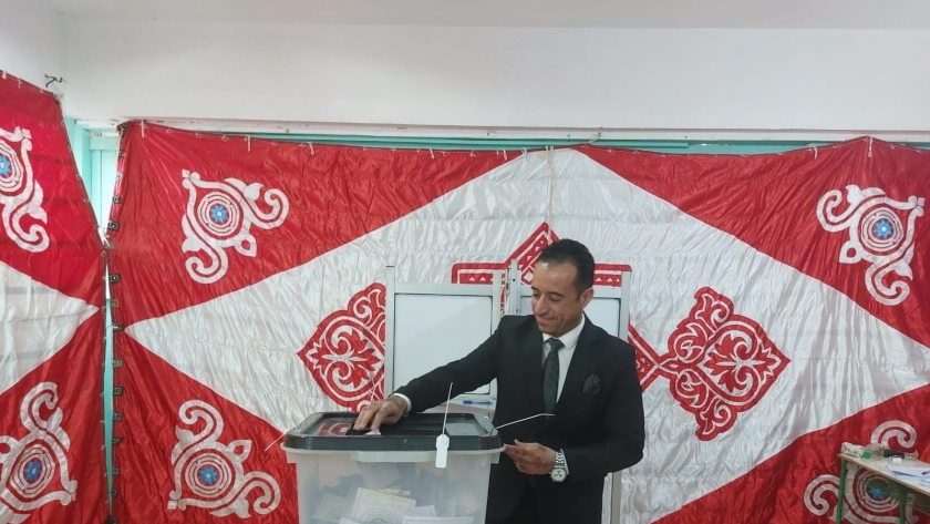 المدير التنفيذي لحملة السيسي يدلي بصوته في الانتخابات
