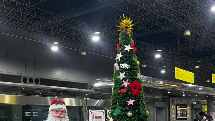 مطار القاهرة الدولي يتزين لاستقبال الكريسماس