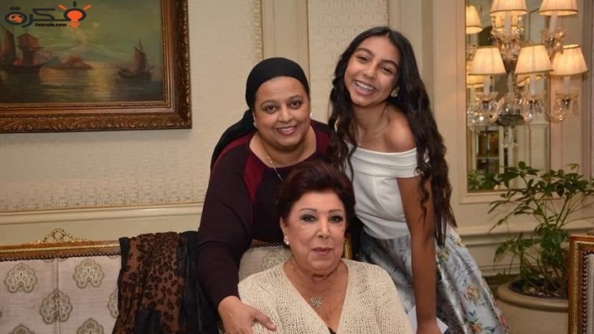 رجاء الجداوي مع ابنتها وحفيدتها