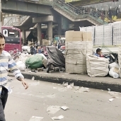 قمامة وبضائع تزيد شارع بورسعيد ازدحاماً