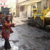 بالصور| رئيس "القنايات" بالشرقية تتابع أعمال الرصف والتجميل بالمدينة