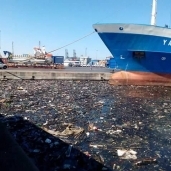 القمامة تزاحم السفن بميناء الإسكندرية