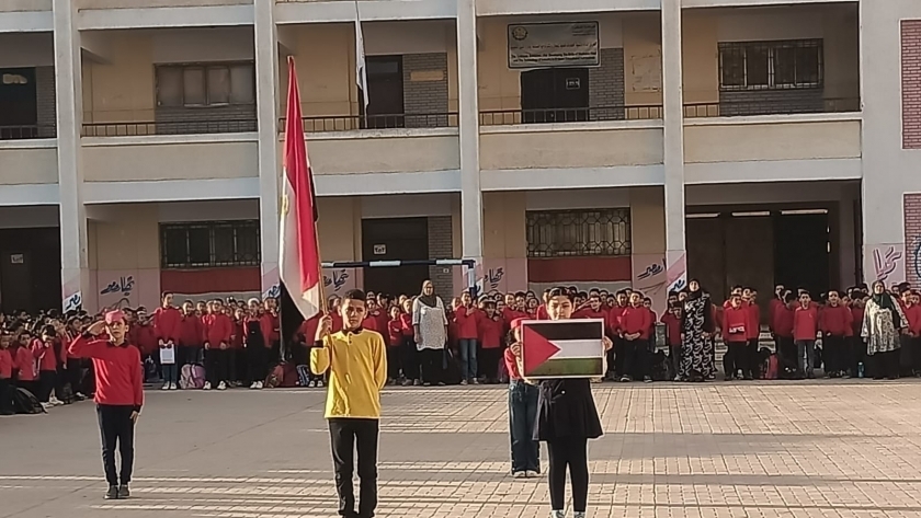 طلاب المدارس يقفون دقيقة حدادا على أرواح شهداء غزة