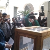 رئيس جامعة القاهرة يتفقد الانتخابات بالكليات