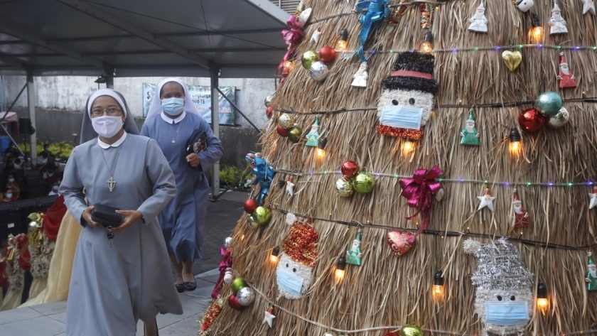 راهبتان ترتديان القناع الواقي من فيروس كورونا في عيد الميلاد