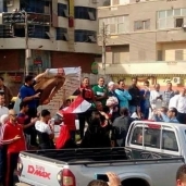 وقفة تأييد للعشرات من أهالي المحلة أمام ديوان مجلس المدينة لدعم وتأييد "عبد الفتاح السيسي" رئيسا للجمهورية