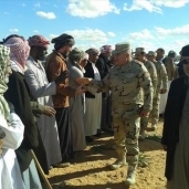 بالصور| قائد المنطقة الغربية العسكرية يوزع مساعدات غذائية على فقراء "العقر" بالسلوم