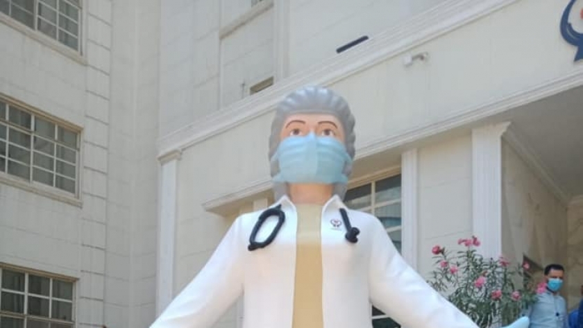 بالفوم.."تركي" يصنع تمثال للأطقم الطبية بدار الشفاء:نفسي اعمله من زمان