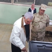 زاهي حواس يدلي بصوته في الاستفتاء على التعديلات الدستورية