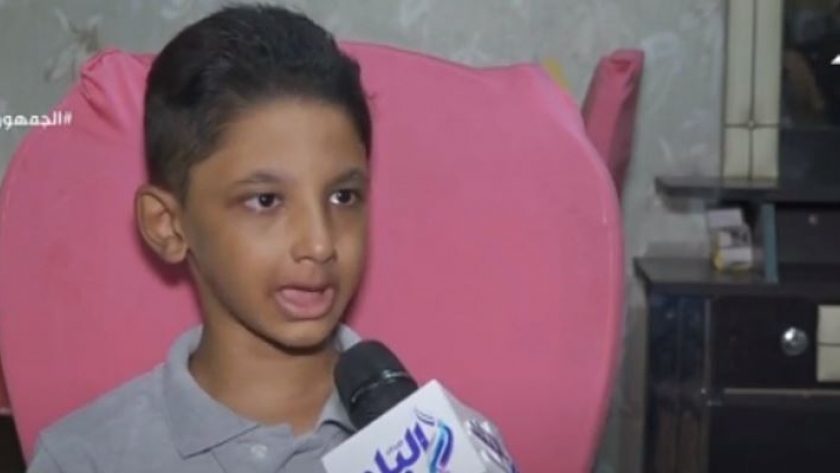 الطفل مصطفى الذي يعاني من فقدان جذور الأسنان