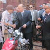 محافظ القاهرة  يشهد توزيع دراجات على ذوى الاعاقة