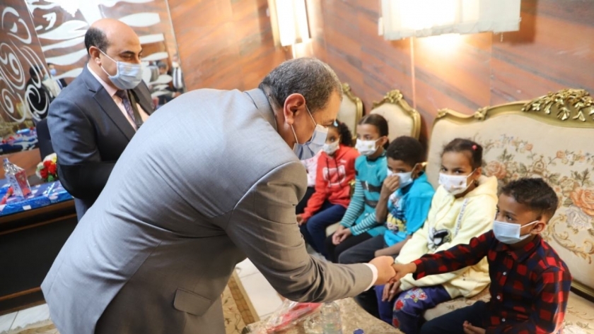 وزير القوى العاملة يوزع «فوانيس رمضان» على الأطفال الأيتام بأسوان