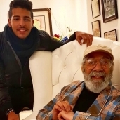 محمود ياسين مع حفيده