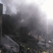 الحماية المدنية تسيطر علي حريق مصنع البتروكيمياويات بعد انهياره