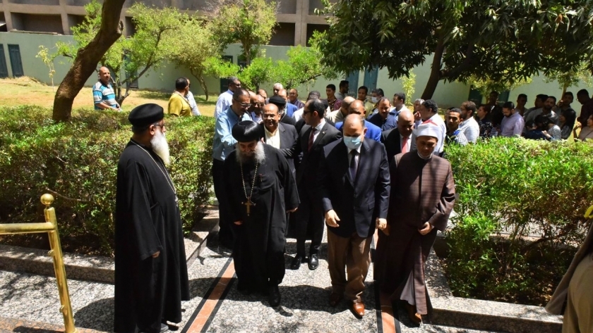 محافظ أسيوط اللواء عصام سعد اثناء زيارة الكنائس