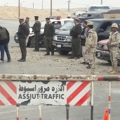 بالصورالجيش والشرطة بأسيوط يواصلون حملاتهم على الطرق