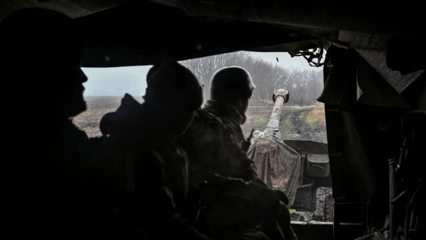 جنود أوكرانيون بمركبة عسكرية