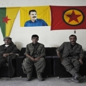 مقاتلون أكراد تحت صورة لعبدالله أوجلان