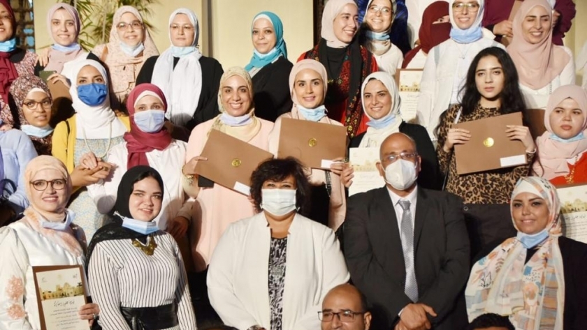 الدكتورة إيناس عبدالدايم وزيرة الثقافةتسلم شهادات تخريج الدفعة الأولى من مبادرة صنايعية مصر