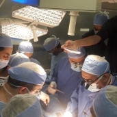الدكتور كريم أبوالمجد  أثناء اجراء العملية