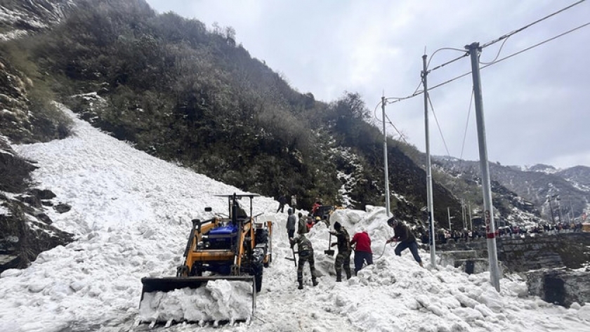 جنود الجيش الهندي يزيلون الثلوج بسبب الانهيار الجليدي