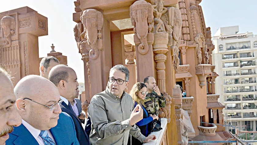 أعضاء البرلمان ووزير الآثار خلال زيارتهم قصر البارون